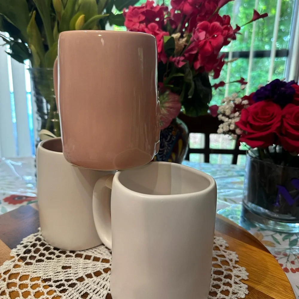 Rae Dunn Cream 'MOM' mug - Picture 3 of 4